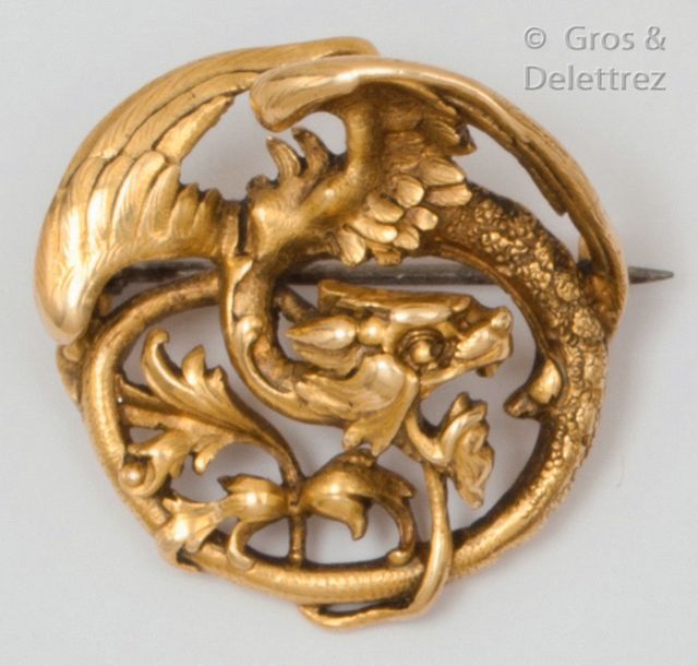 Null Openwork yellow gold brooch, decorated with an engraved chimera. Diamètre :&hellip;