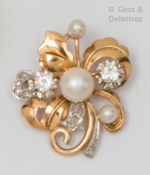 Null Brooch " Volutes " in yellow gold, adorned with cultured pearls and antique&hellip;