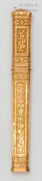 Null Yellow gold needle case chiseled with friezes of flowers. P. Brut : 5.4g.