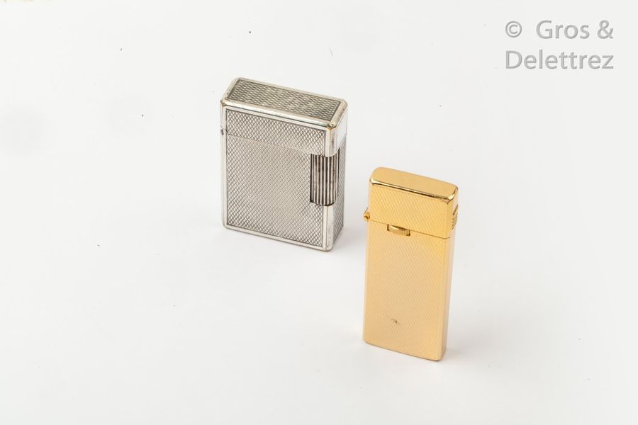 DUPONT Set of two lighters, one in silver metal and the other in gold metal with&hellip;