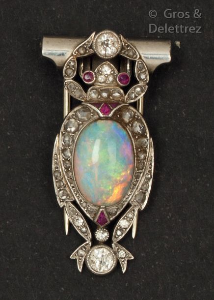 Null Brooch " Scarabée " in platinum, adorned with an opal cabochon in a ruby su&hellip;