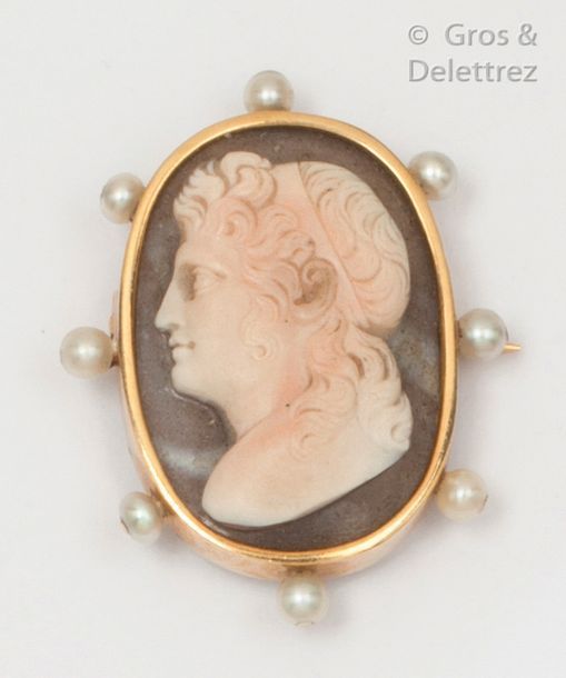 Null Brooch in yellow gold, adorned with a cameo on agate representing a woman i&hellip;