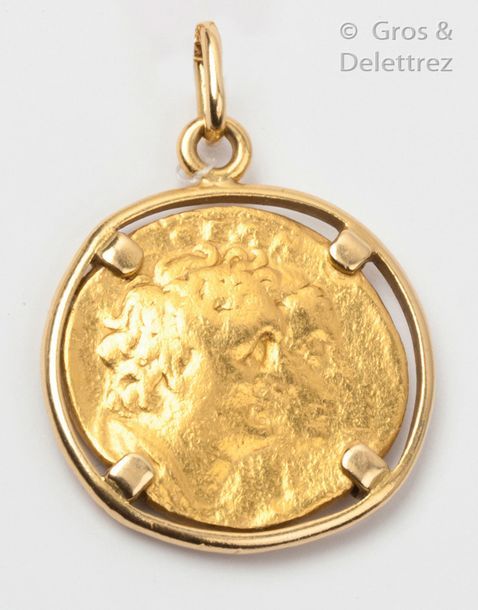 Null Yellow gold pendant, decorated with an antique coin depicting two profiles &hellip;