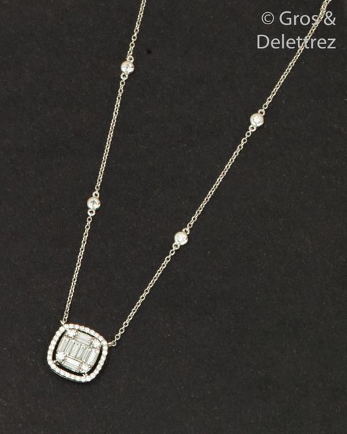Null Collier pendentif en or gris, ornée d’un motif carré serti de diamants bagu&hellip;
