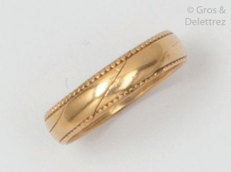 Null Yellow gold wedding band, composed of two interlocking rings. Tour of doigt&hellip;