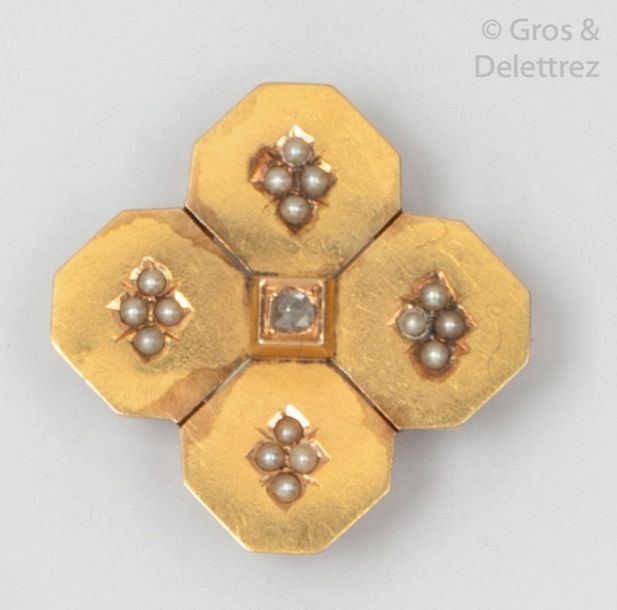Null Yellow gold brooch with geometric motif, set with a rose-cut diamond in a h&hellip;