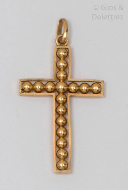 Null Pendentif «?Croix?» en or jaune ajouré à décor perlé. P. Brut?: 4,2g.
