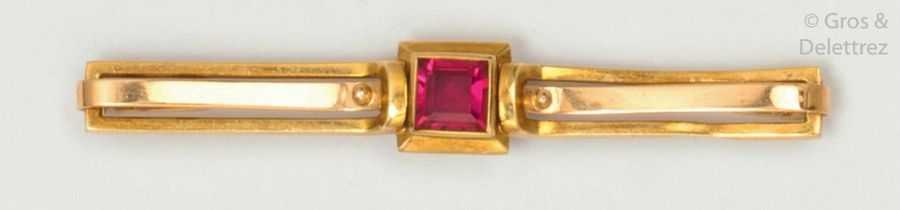 Null Two-tone yellow gold pin decorated with a calibrated red stone. P. Brut : 5&hellip;