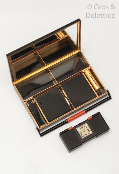 CARTIER Important minaudière in black lacquered vermeil, the opening clasp set w&hellip;