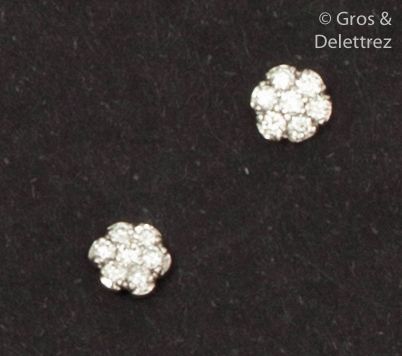 Null Pair of earrings " Fleurs ", set with brilliant-cut diamonds. Diamètre : 0.&hellip;