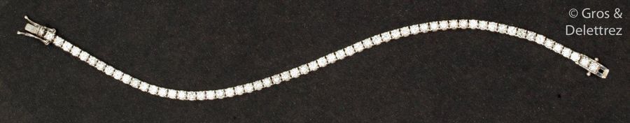Null Bracelet «?Ligne?» en or gris entièrement serti de diamants taillés en bril&hellip;