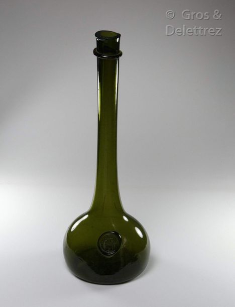 Null Bottle with long neck bearing the seal of the coronation of Louis XV. 

Fra&hellip;