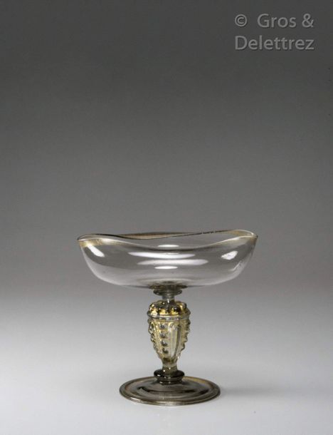 Null Magelei bowl with a gilded rim and resting on a hollow baluster leg moulded&hellip;