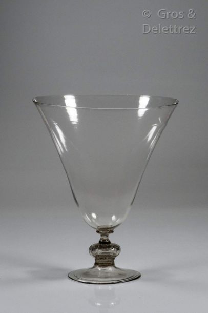 Null Glass with a wide campaniform cut on "pumpkin knot".

France, 17th century
&hellip;