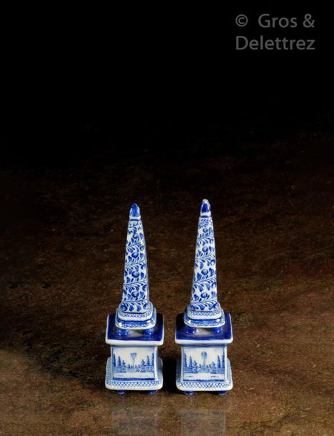 Null Pair of small blue and white earthenware obelisks decorated with garlands o&hellip;