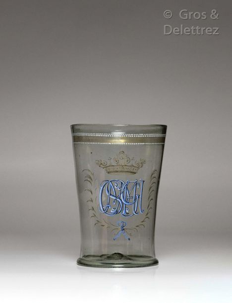 Null Large cylindrical goblet decorated with the figure "CMSGMH" in blue and whi&hellip;