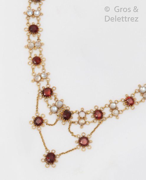 Null Articulated necklace in yellow gold, adorned with faceted garnets and moons&hellip;