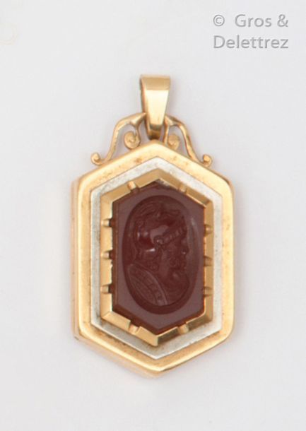 Null Yellow gold opening pendant, decorated with an intaglio on carnelian repres&hellip;