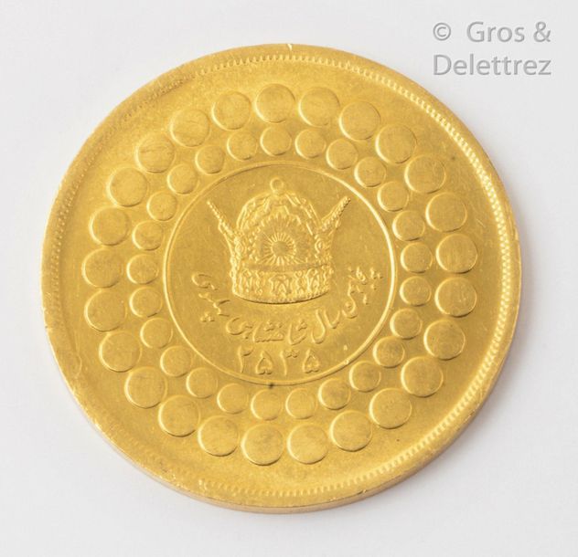 Null NON VENU
Médaille en or jaune. Iran. Diamètre : 5cm. P. 81,5g.