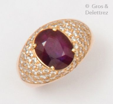 Null Yellow gold "Rush" ring, adorned with an oval ruby in a pavé of brilliant-c&hellip;