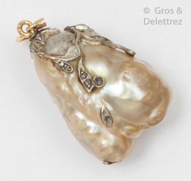 Null Yellow gold and platinum pendant, decorated with a large baroque pearl set &hellip;