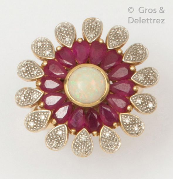 Null Flower" ring in yellow and white gold, adorned with a cabochon opal in a pe&hellip;