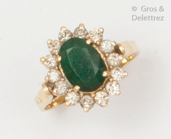 Null Yellow gold "Flower" ring adorned with a faceted oval emerald in a setting &hellip;