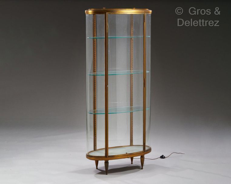 TRAVAIL FRANÇAIS 1925 Vitrine éclairante à armature en bronze doré enserrant des&hellip;