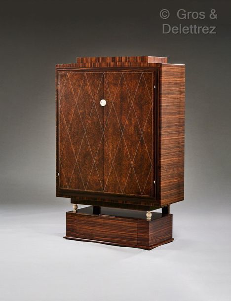 JACqUes-éMIle rUhlMAnn (1879-1933) 罕见而特殊的"Duval"收藏柜，材质为马卡萨黑檀木和毛刺胡桃木，一个立方体的盒子通过两扇&hellip;