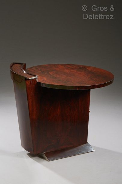 GABRIEL GUEVREKIAN (1900-1970) 现代主义的胡桃木基座桌，圆形的桌面放在一个四方形的底座上，正面有一扇门，上部偏离中心的部分有一个镀&hellip;