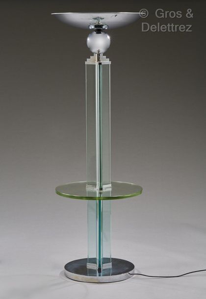 JACQUES ADNET (1900-1984) 现代主义落地灯，镀铬青铜框架包围着中央的圆形架子，元素排列在玻璃翼上，底座是一个带球体的喇叭盆。

1930&hellip;