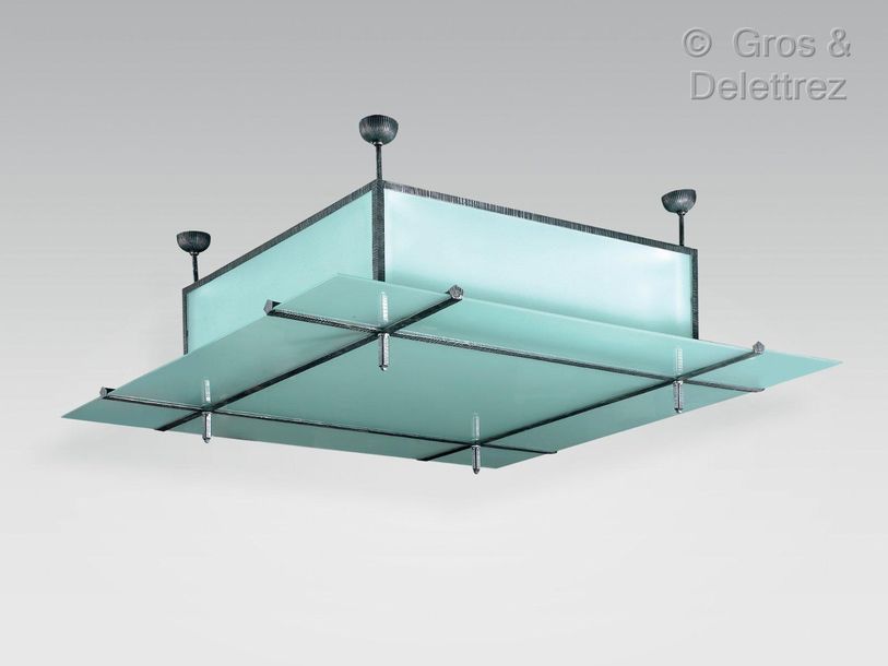 EDOUARD SCHENCK (1874-1959) 现代主义吸顶灯，锻铁框架包围着玻璃板。

高：60 / 宽：150 / 深：150厘米