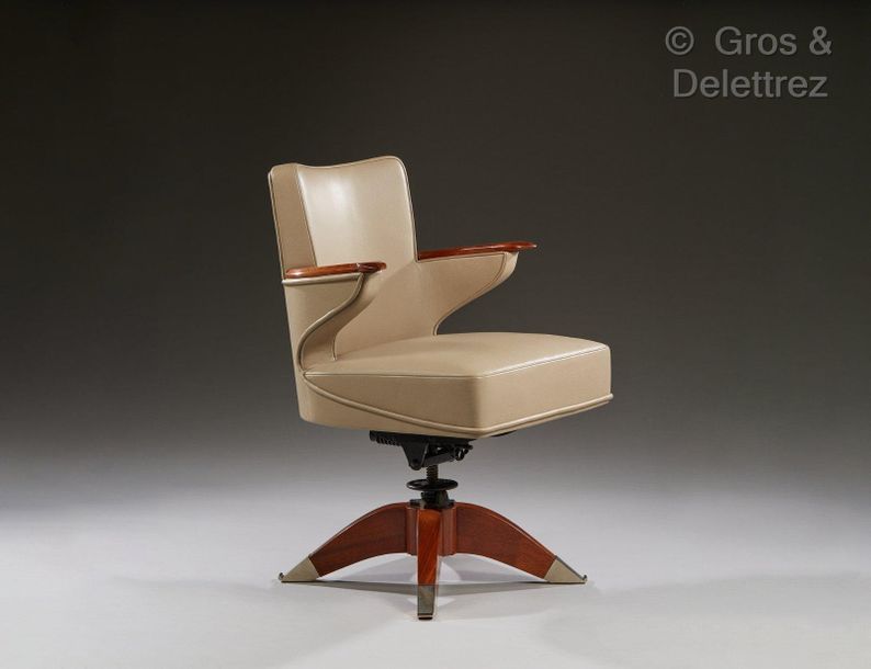 Jean PASCAUD (1903-1996) 玫瑰木办公扶手椅，座椅和靠背完全覆盖在奶油色皮革上，弧形四足底座，镀镍金属鞋。

1930-1940年左右

&hellip;