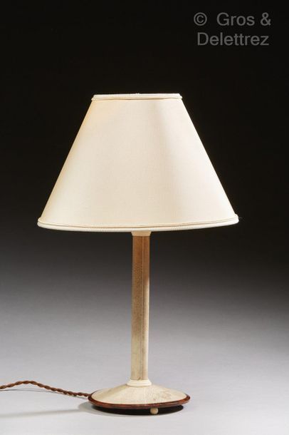 Clément ROUSSEAU (1872-1950) Lampe de chevet en ronce de noyer entièrement gainé&hellip;