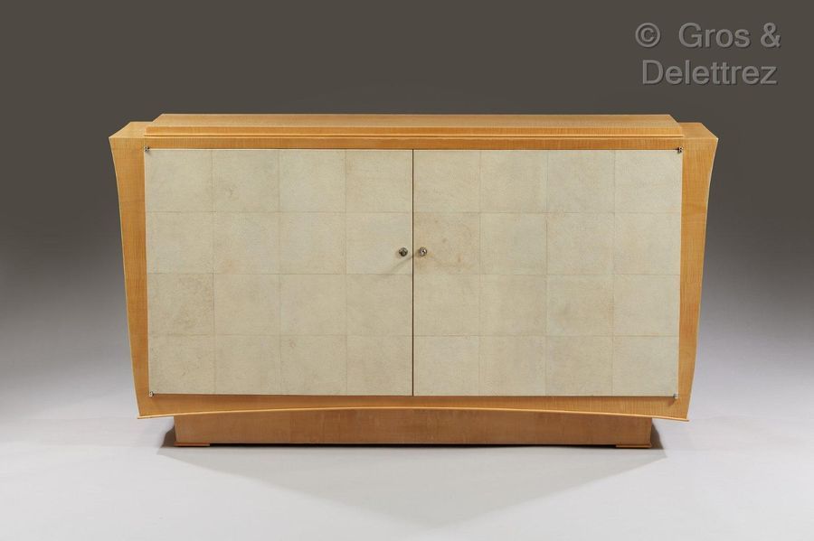 DOMINIQUE - Maison fondée en 1922 par André DOMIN (1883-1962) 边柜，弧形无花果木贴面盒，通过两扇门&hellip;