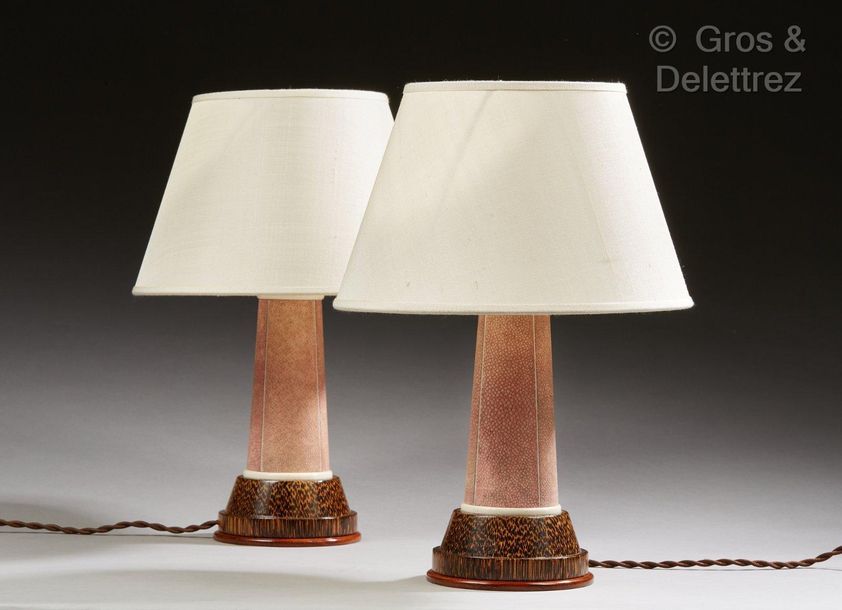 Clément ROUSSEAU (1872-1950) 一对棕榈木灯，粉红色长绒布灯罩，象牙镶嵌的灯丝，底座下有"Clément Rousseau"的签名。
&hellip;