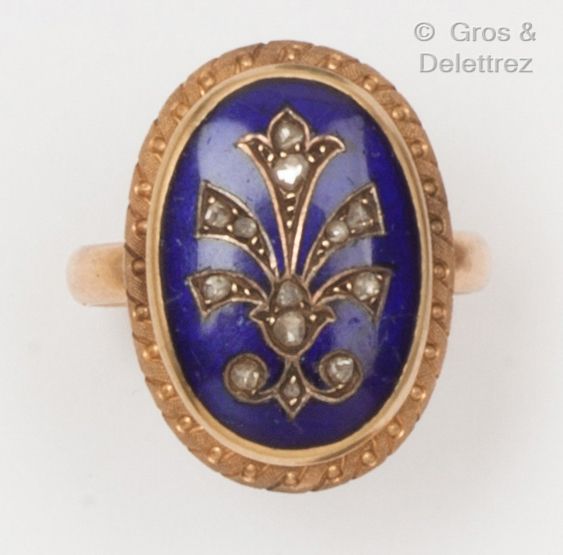 Null 一枚镶有蓝色珐琅的黄金戒指，镶嵌玫瑰式切割钻石的百合花图案丰富了戒指的内涵。手指大小：55。P.粗糙：6.1克。