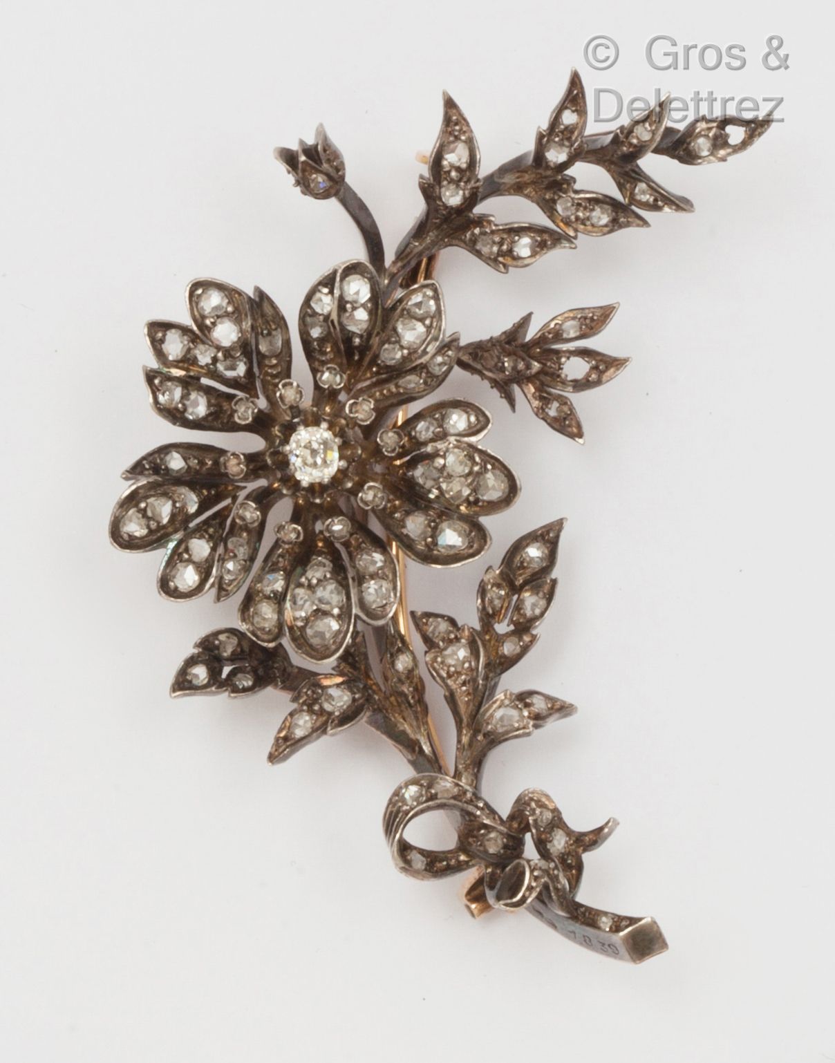Null 黄金和银质"Trembleuse"胸针，饰以老式切割钻石和玫瑰式切割钻石。尺寸：6×3.5厘米。重量：19.5克。