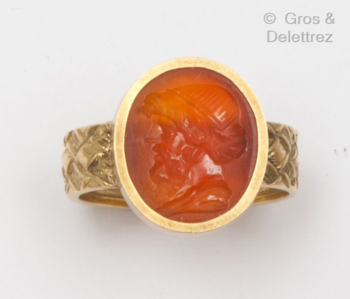 Null 黃金格羅紋戒指，在茱萸石上以凹版圖案裝飾，代表一個男人的輪廓。手指大小：53。毛重：7.2克。