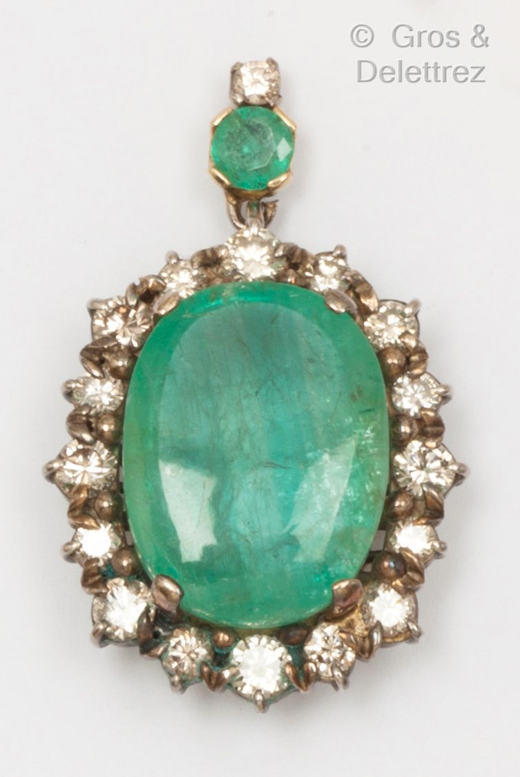 Null Pendant in 9K yellow gold and silver, decorated with a cabochon emerald in &hellip;