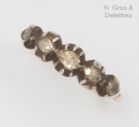 Null 黄金银"Garter"戒指，镶嵌一颗玫瑰切割钻石和宝石。手指大小：50。P.粗糙：2克。