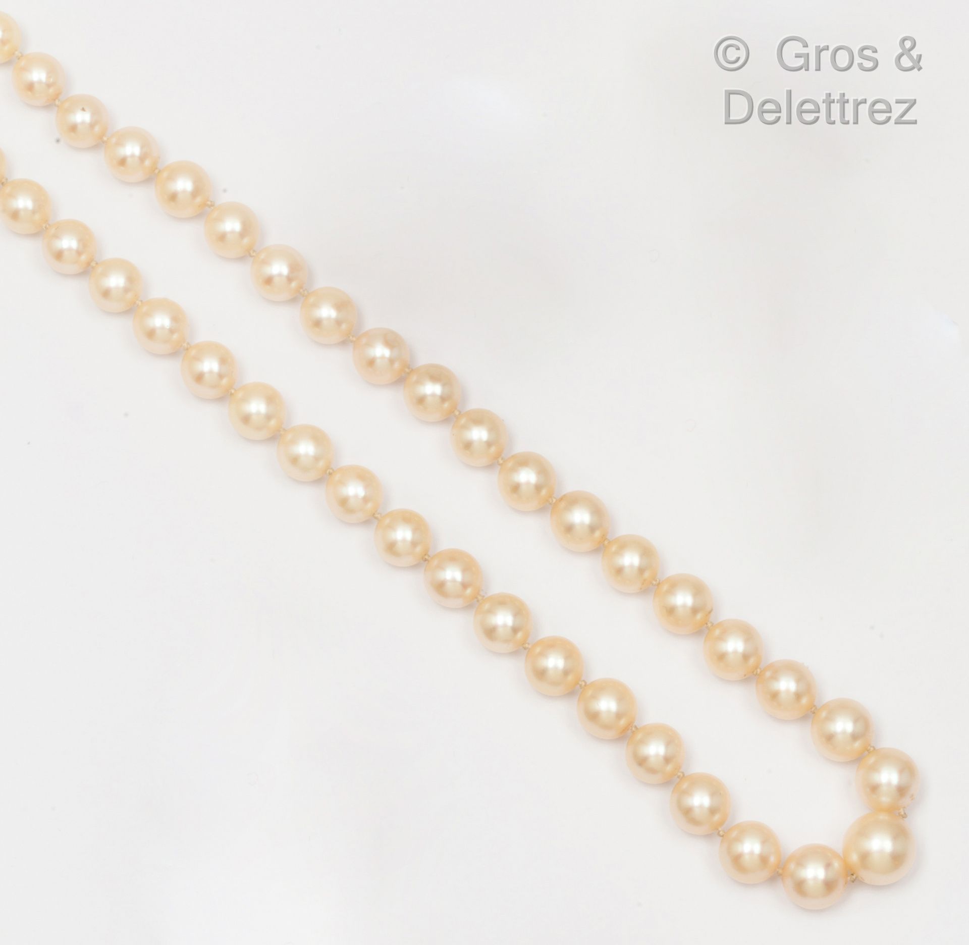 Null 坠落的养殖珍珠项链，白金扣饰有三颗珍珠。长度：55厘米。珍珠直径：9.3～6.4mm。毛重：38克。