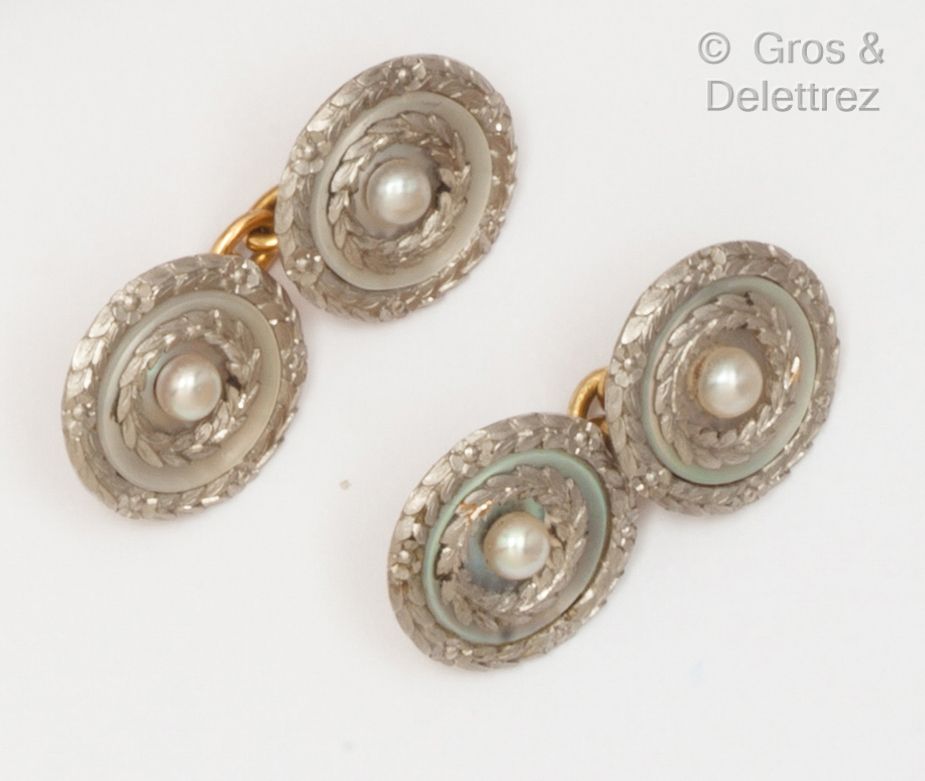 Null 铂金和黄金袖扣一对，花环装饰，镶嵌珍珠母贝和半颗珍珠。拿破仑三世时期。P. Brut：8克；