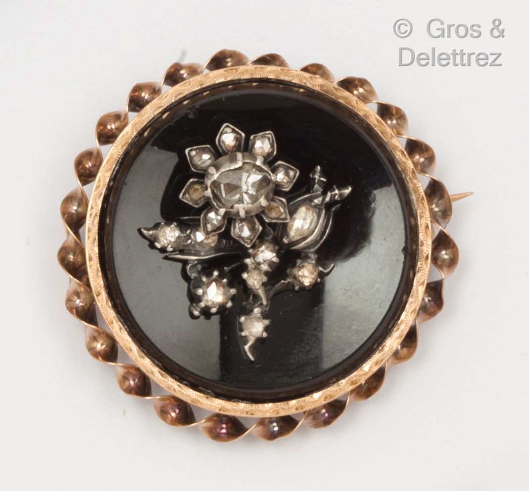 Null Mourning"黄金胸针（14K），饰以银色花朵图案，镶嵌玫瑰式切割钻石，呈扭曲状。19世纪的作品（抛光）。P.粗糙：13.3克。