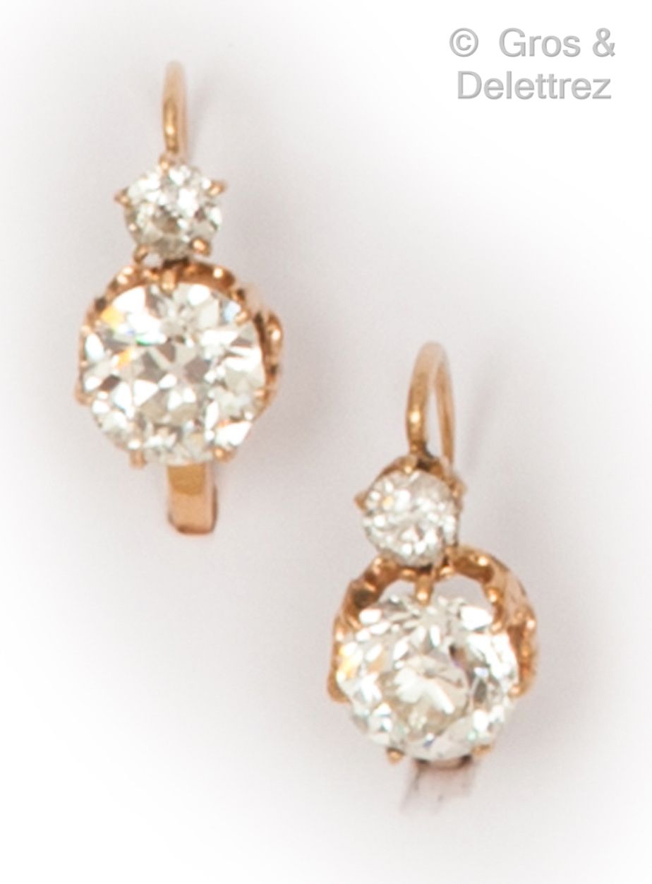 Null 一对黄金"Dormeuses"耳环，每颗耳环上都有一颗古老的切割钻石，上面镶嵌着一颗较小的钻石。长度：1.4厘米。重量：5.4克。