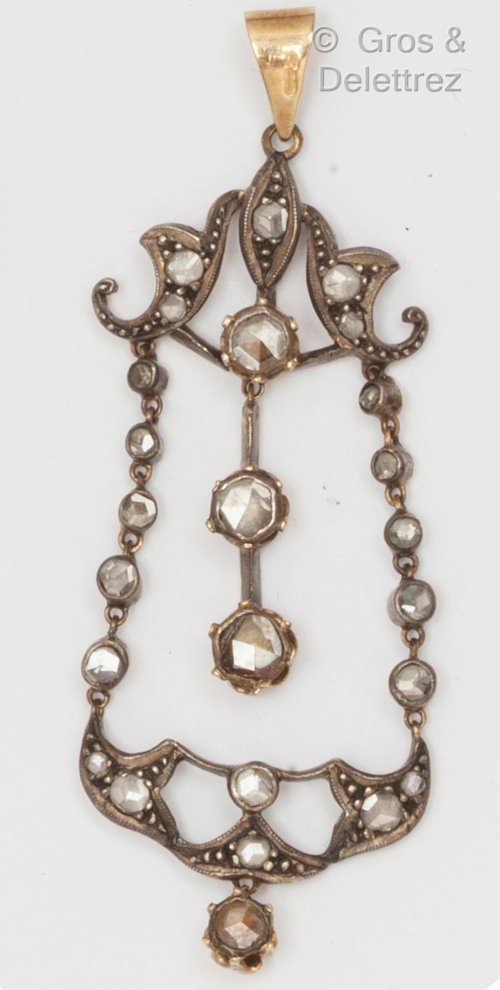 Null 黄金和白银吊坠"宝塔"，镶嵌玫瑰式切割钻石，部分钻石以吊坠形式固定。拿破仑三世时期的作品。P. Brut：7.2克；