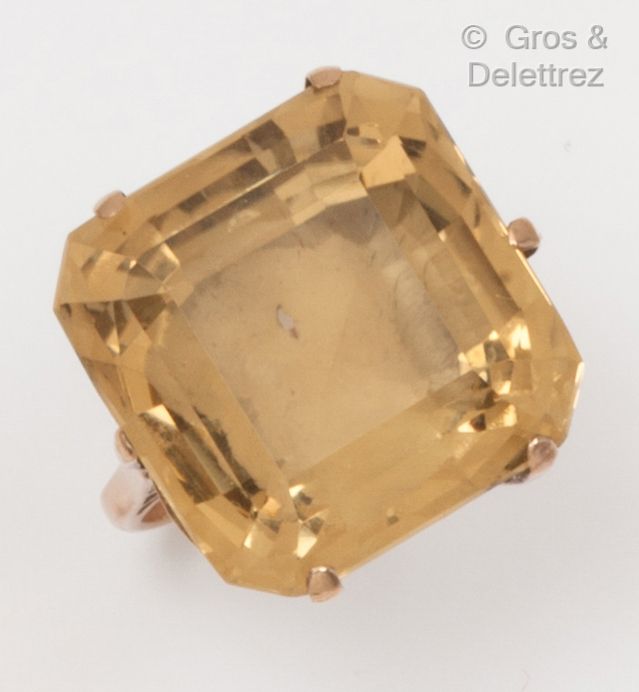 Null Bague en or jaune 14K, ornée d’une citrine carrée à pans coupés taillés à d&hellip;