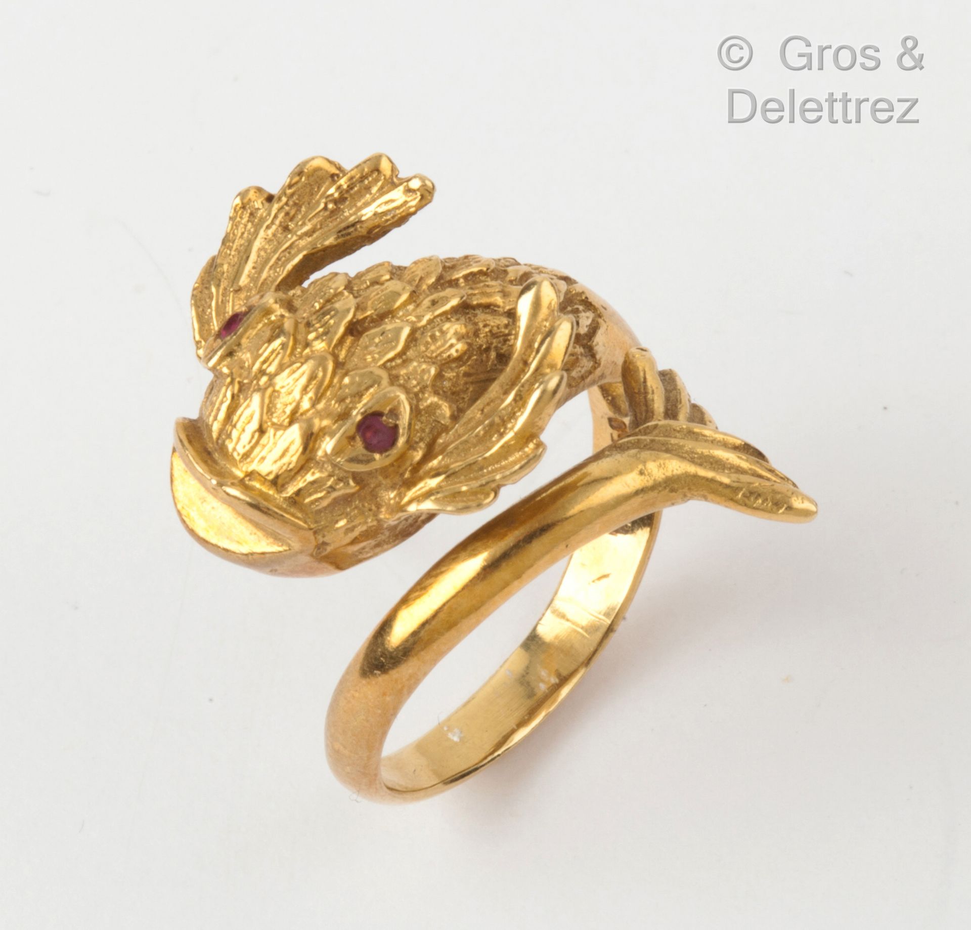 Null 一枚精雕细琢的黄金"鱼"形戒指，眼珠镶嵌着红宝石。手指大小：48.毛重：6.4克。