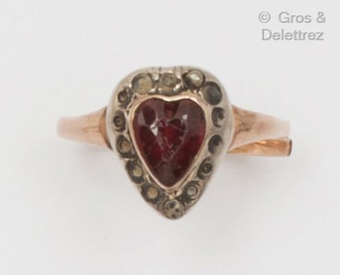 Null Yellow gold and silver ring stylizing a heart, set with a garnet. Finger si&hellip;