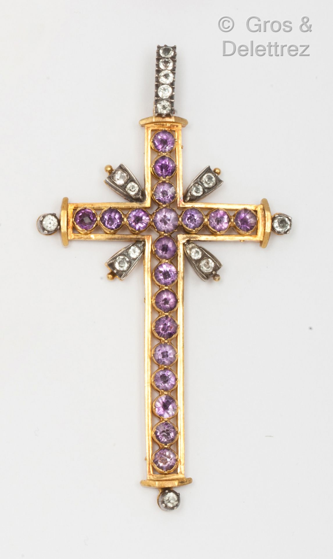Null 黄金和银质"十字架"吊坠，草莓和白色宝石上饰有玫瑰切割紫水晶。19世纪的作品。尺寸：9×5.2厘米。重量：28.8克。